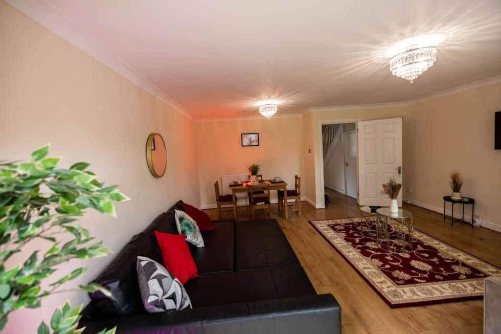 3 Bedrooms House-Sofabed-Parking-Bbqstove-Garden 런던 외부 사진