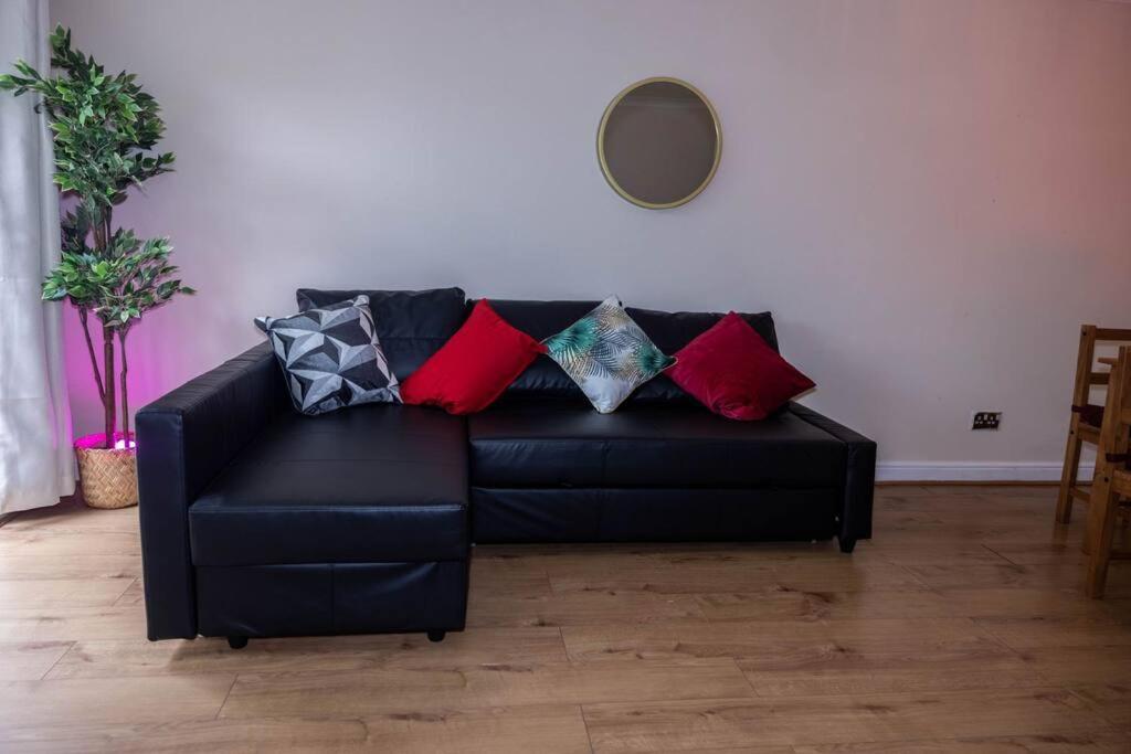 3 Bedrooms House-Sofabed-Parking-Bbqstove-Garden 런던 외부 사진