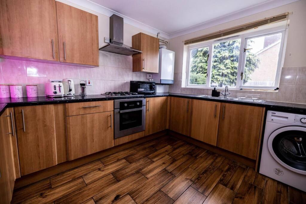3 Bedrooms House-Sofabed-Parking-Bbqstove-Garden 런던 외부 사진