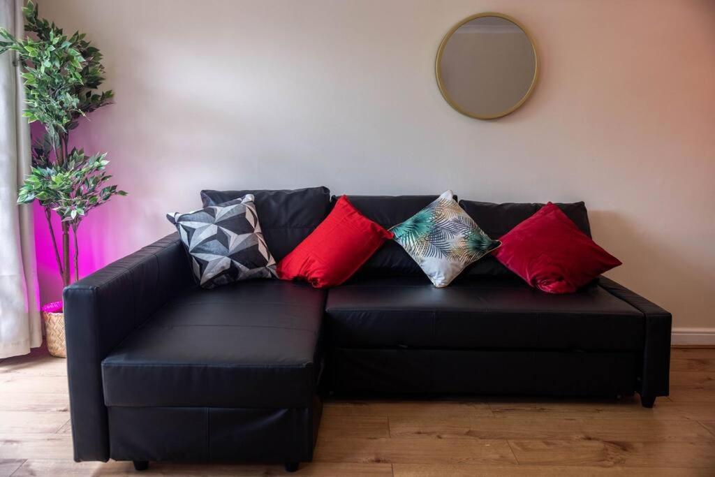 3 Bedrooms House-Sofabed-Parking-Bbqstove-Garden 런던 외부 사진